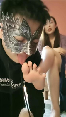 【咩祖】超高跟肉丝玩虐/骑马/喂口水/插嘴脚捂脸 艾彩调教库 第15张