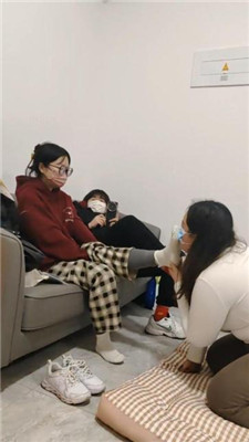 【樱樱】情侣主-让闺蜜下跪伺候-舔鞋底闻棉袜【二】 艾彩调教库 第2张