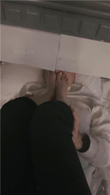 【娜娜米】桌底无意识踩下贱狗 艾彩调教库 第2张
