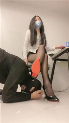 【甜一】黑丝高跟美腿诱惑-坐脸窒息-清理脚趾缝【完整版】 艾彩调教库 第7张