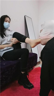 【凌儿女神】臭脚捂脸窒息/踩踏/骑马骑脖 艾彩调教库 第8张