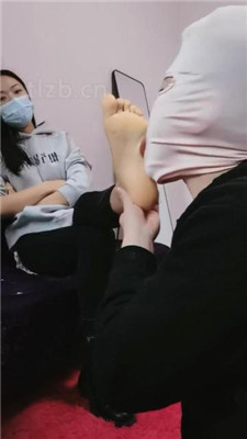 【凌儿女神】臭脚捂脸窒息/踩踏/骑马骑脖 艾彩调教库 第7张