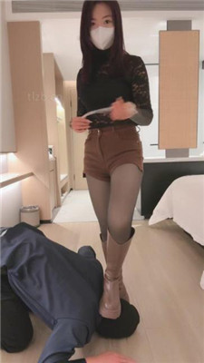 【晓雅】长靴女神-人肉坐垫/碾压踩/数据线抽/夹手指 艾彩调教库 第9张