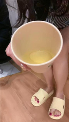 【扶桑圣女】驯服猥琐快递员-恋足/踩头/踩手上楼梯（二） 艾彩调教库 第13张