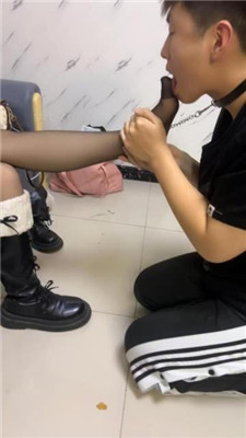 【草莓s】双S-清理长靴脏鞋底/骑马转胯/喝圣水混合物 艾彩调教库 第4张