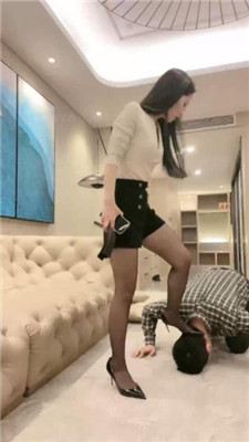 【倩倩啊】高跟美腿主播训狗 艾彩调教库 第8张