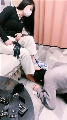 【大小姐S】牵狗链/跪舔脏鞋白袜/强制闻鞋 艾彩调教库 第15张