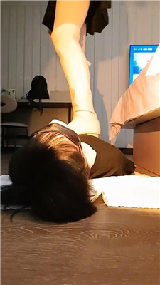 【米小唐】长靴踩虐/舔脏鞋发骚/喂口水 艾彩调教库 第5张