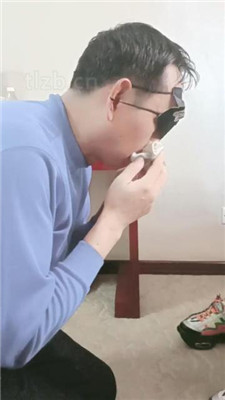 【bibi团】转胯爬行/抽耳光/掐乳/舔闻脏鞋/嘴脱袜子 艾彩调教库 第16张