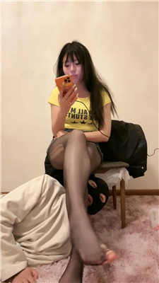 【妈咪酱】深夜黑丝美腿踩绿帽男友 艾彩调教库 第10张