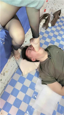 【Lel】脚插嘴/裸足踩狗脸/脚踩喂食 艾彩调教库 第17张