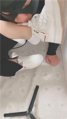 【上上】强迫狗舔穿一天的白鞋原味船袜 艾彩调教库 第2张