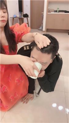 【猫咪大大】狗链拴住遛狗/骑马鞭打/清理脏鞋底/舔地板/圣水内裤 艾彩调教库 第23张