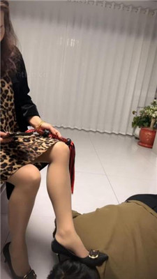 【冰色】恶毒继母-高跟肉丝脚踩狗儿子/口水鞋底 艾彩调教库 第7张