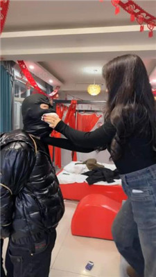 【精神小妹】校园暴力-素人4S学生-暴力踢踹【下】 艾彩调教库 第14张
