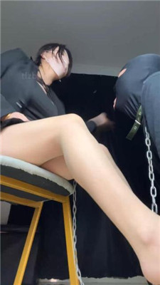 【甜心教主】狗链转胯狗爬/狗舌舔鞋底/狂吸丝袜 艾彩调教库 第20张