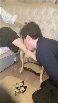 【妆主大大】绿帽老公伺候妻主就寝 艾彩调教库 第15张