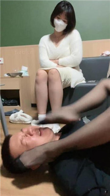 【莉宝儿】带素人175女大学生-膝盖顶裆/混合圣水/虐乳/脚耳光 艾彩调教库 第9张
