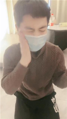 【子衿】揪耳朵/裸足踩伺候起床/叼黑袜/赏赐晨尿 艾彩调教库 第2张