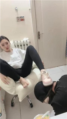 【小月牙】纹身女S-滴蜡/运动鞋踩虐/鞭打/脚喂食 艾彩调教库 第8张