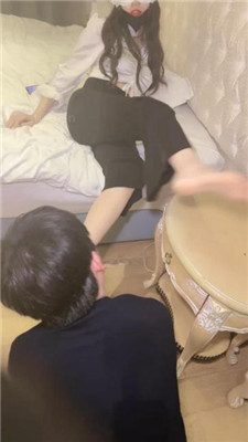 【妆主大大】绿帽老公伺候妻主就寝 艾彩调教库 第11张