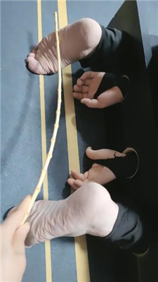 【东营天香百合】肉丝脚踩/枷锁囚禁/虐乳 艾彩调教库 第7张
