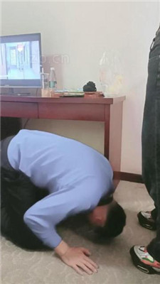 【bibi团】转胯爬行/抽耳光/掐乳/舔闻脏鞋/嘴脱袜子 艾彩调教库 第8张