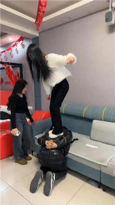 【精神小妹】校园暴力-素人4S学生-暴力踢踹【上】 艾彩调教库 第11张