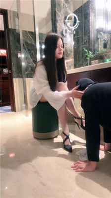 【琪琪大人】偷闻原味内裤被后妈发现 艾彩调教库 第4张