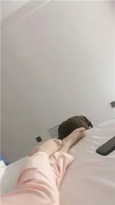 【子衿】揪耳朵/裸足踩伺候起床/叼黑袜/赏赐晨尿-HD绳艺资源网