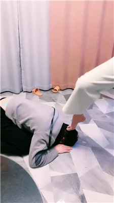 【大小姐S】牵狗链/跪舔脏鞋白袜/强制闻鞋 艾彩调教库 第12张