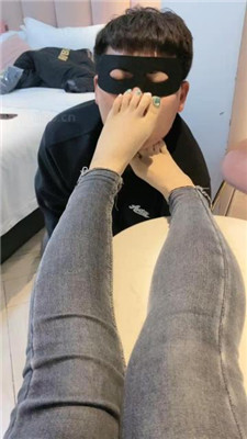 【魅儿】吮吸脚趾/运动鞋白袜虐/裸足深喉 艾彩调教库 第6张
