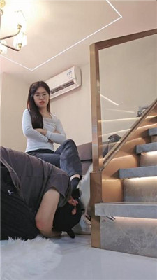 【嘉妮】运动后脏鞋臭袜踩虐 艾彩调教库 第7张