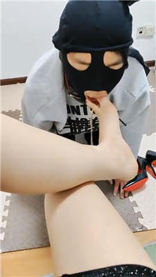 【平凡】开发学生狗-黑丝高跟/胯下辱/舔厕纸 艾彩调教库 第15张