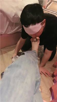 【维娜】主题酒店让狗舔白袜裸足 艾彩调教库 第4张