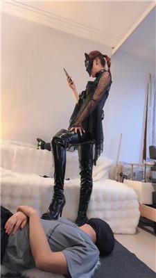 【苒溪】高跟长靴踩虐/重度鞭打/赏赐胯下喝圣水 艾彩调教库 第19张