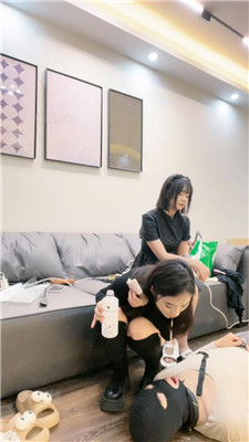 【七七S】姐妹花S-长靴/小白鞋白棉袜/散鞭鞭打/转胯【双视角版】 艾彩调教库 第4张