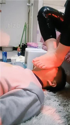 【乐爷】家奴伺候主人就寝 艾彩调教库 第2张