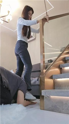【嘉妮】运动后脏鞋臭袜踩虐 艾彩调教库 第2张