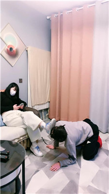 【大小姐S】牵狗链/跪舔脏鞋白袜/强制闻鞋 艾彩调教库 第2张
