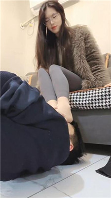 【嘉妮】当脚垫/长靴肉丝踩/臭脚捂脸 艾彩调教库 第6张