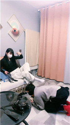 【大小姐S】牵狗链/跪舔脏鞋白袜/强制闻鞋 艾彩调教库 第5张