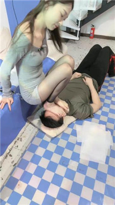 【Lel】脚插嘴/裸足踩狗脸/脚踩喂食 艾彩调教库 第15张