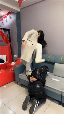 【精神小妹】校园暴力-素人4S学生-暴力踢踹【上】 艾彩调教库 第13张