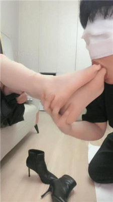 【三娘】挑战身体极限-口水/全踩/深喉插吐/跪舔呕吐物/磕头求饶 艾彩调教库 第10张
