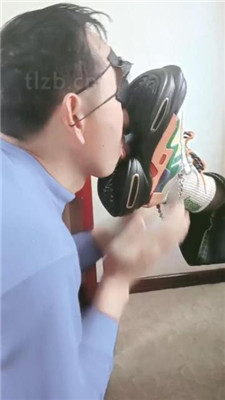 【bibi团】转胯爬行/抽耳光/掐乳/舔闻脏鞋/嘴脱袜子 艾彩调教库 第12张