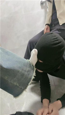 【64彤】双S-清理脏鞋脏袜/踩狗/下跪伺候洗漱就寝 艾彩调教库 第7张