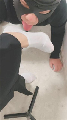 【上上】强迫狗舔穿一天的白鞋原味船袜 艾彩调教库 第3张