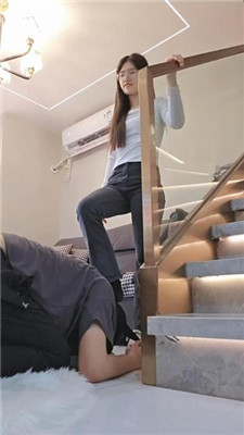 【嘉妮】运动后脏鞋臭袜踩虐 艾彩调教库 第10张