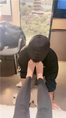 【沐阳大小姐】重度鞭打/腿绞窒息/胯下辱/闻舔超臭白袜/狗嘴夹脚趾 艾彩调教库 第21张